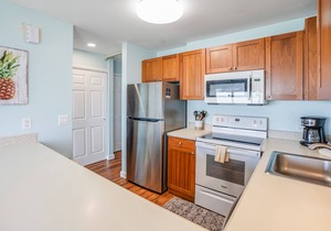 Oceanfront condo with balcony, great view, pool, hot tub - 50 ft to beach