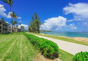 Oceanfront Resort Condo w/ A/C in Old Town Kapa’a!