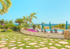 Oceanview 2BD Condo with the Beachfront Club Access