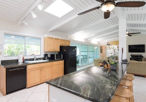 Ohana Beach House - 5 Bedrooms - Steps Away from Kailua Beach