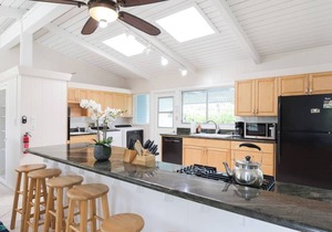 Ohana Beach House - 5 Bedrooms - Steps Away from Kailua Beach