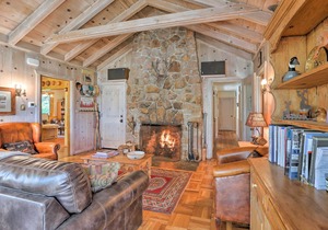 'Old Tahoe' Brockway Lodge w/Hot Tub & Lake Views!