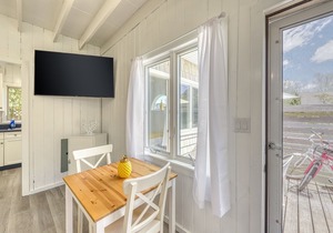One Bedroom Apt. in Ocean Bay Park with deck & gas grill