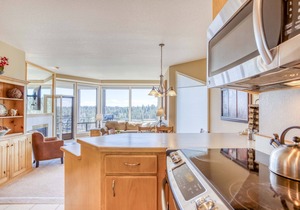 One-Bedroom MBVR Condo, Soaring Deschutes River Views, Fireplace, and Hot Tub!