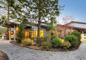 One-Bedroom MBVR Condo, Soaring Deschutes River Views, Fireplace, and Hot Tub!