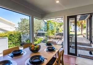 Oneroa Views With Spa Pool
