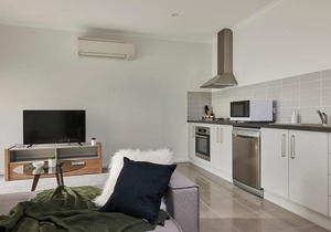 Open and Flowy 1 Bedroom Apartment in Chadstone