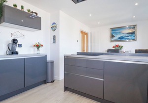 PALM VIEW, pet friendly, character holiday cottage in Holywell Bay