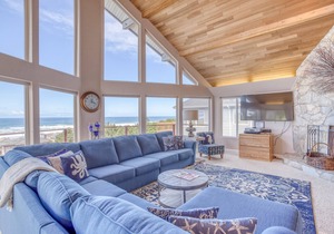 Panoramic Roads End Ocean Views, Deluxe Bedrooms and Dog Friendly