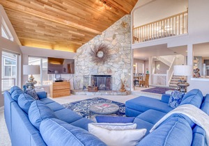 Panoramic Roads End Ocean Views, Deluxe Bedrooms and Dog Friendly