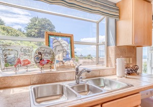 Panoramic Roads End Ocean Views, Deluxe Bedrooms and Dog Friendly