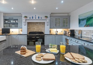 Pass the Keys Spacious Historic Cottage minutes from Coast