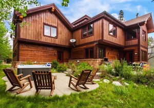 Peak 8 by AvantStay Spacious Modern Cabin w/ Hot Tub & Views
