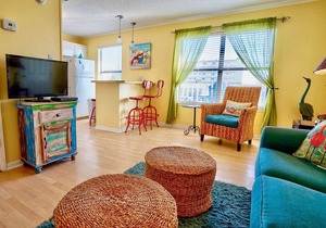 PEEK-A-VIEW BALCONY VIEWS, CONVENIENT LOCATION TO EVERYTHING IN GULF SHORES
