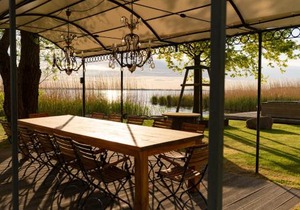 Peeneblick - Traumhaus in exklusiver Direktlage am Wasser mit eigenem Bootssteg für 8 Personen