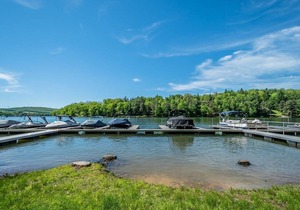 Penn Cove Dreams: Beautifully Decorated Lake Access Home