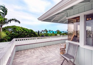 Penthouse View in coveted Lanikai! 2 bed 1 bathroom.