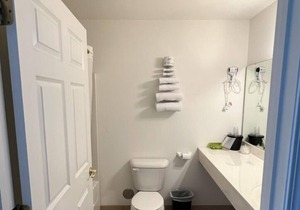 Petite Queen Suite with Free Parking!
