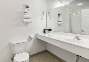 Petite Queen Suite with Free Breakfast and Parking