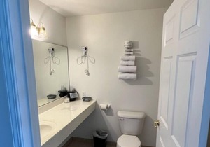 Petite Queen Suite with Free Breakfast and Parking