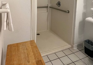 Petite Single Queen Room in the Heart of Red Bud!