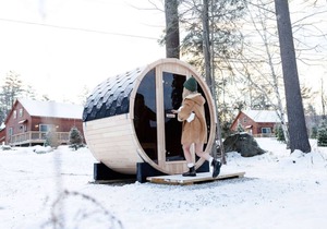 Pine Cabin: Lakeside Log Cabin Escape