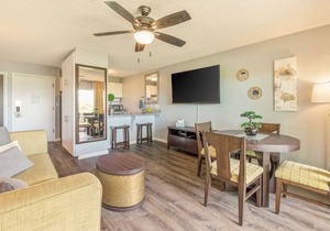 Plantation Hale w/pool next to Coconut Marketplace in Kapaa (J15)
