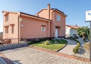 Plush Apartment in Rijeka with Hot Tub and near the Sea