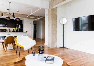 Prestigious Oak Lawn Loft With King Bed