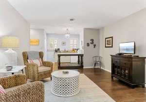 Private 2,000 Sq Ft Cottage in Historic Yorktown- w/trolley access