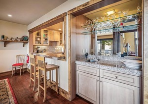 Private Feel Lakeview Corner Condo Unit #5