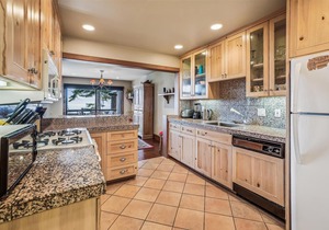 Private Feel Lakeview Corner Condo Unit #5