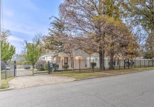 Private Gated Cottage Walk to Overton Square
