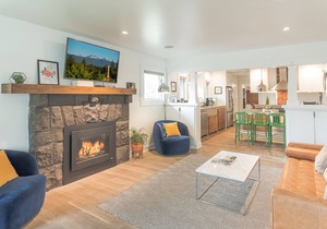 Private Hot Tub ~ In the Heart of Bend ~ Dog Friendly ~ Fire Pit