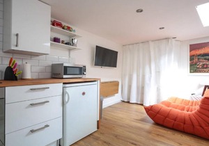 Private studio flat close to Seven sisters station