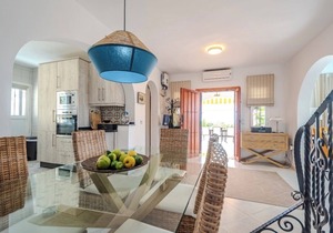 PRIVATE VILLA WITH STUNNING SEA VIEWS, HEATED POOL, 5 MINS WALK TO THE BEACH 🌊
