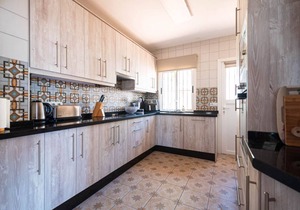 PRIVATE VILLA WITH STUNNING SEA VIEWS, HEATED POOL, 5 MINS WALK TO THE BEACH 🌊