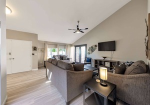 PVT backyard w Gated Pool & BBQ, Dog Friendly, WIFI, Close to ASU, 101 Freeway & Old Town Scottsdale