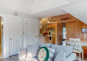 Quaint carriage house apartment with ocean views & charming deck