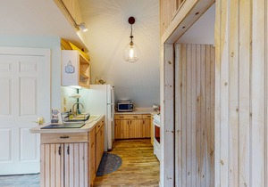 Quaint carriage house apartment with ocean views & charming deck
