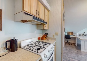 Quaint carriage house apartment with ocean views & charming deck