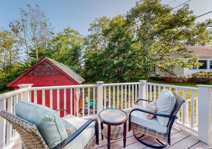Quaint carriage house apartment with ocean views & charming deck