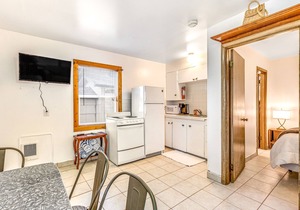 Quaint motel suite with kitchenette, golf nearby, and sofa bed