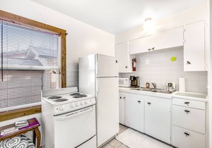 Quaint motel suite with kitchenette, golf nearby, and sofa bed