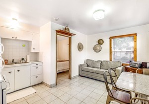 Quaint motel suite with kitchenette, golf nearby, and sofa bed