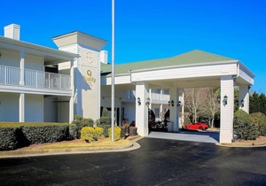 Quality Inn Fayetteville near Historic Downtown Square