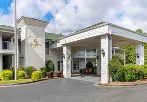 Quality Inn Fayetteville Near Historic Downtown Square