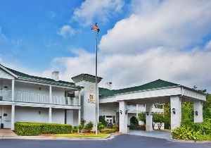 Quality Inn Fayetteville Near Historic Downtown Square