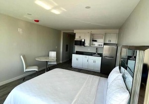 Queen of Charm Luxury Suite Downtown Hartford Location!Location!Location!