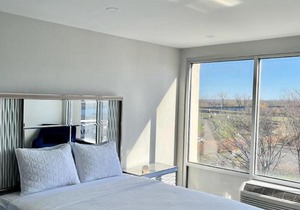 Queen of Charm Luxury Suite Downtown Hartford Location!Location!Location!